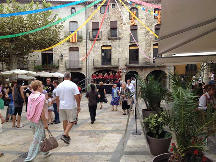 Y con música y algarabía, en la plaza central a un costado del barrio judío podemos tomar un refrigerio y disfrutar de un concierto de música regional.