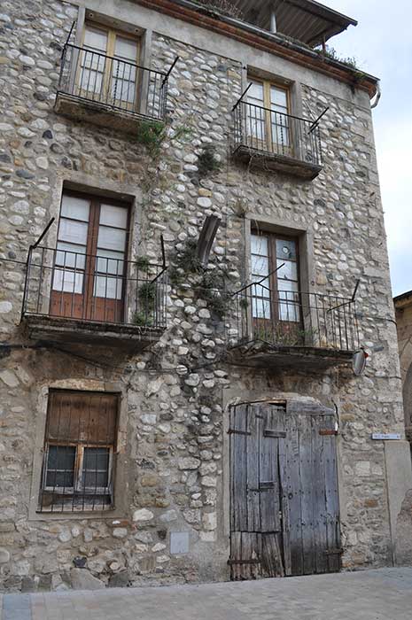 El Call Jueu (la Judería) está presente en las artesanía locales que podría enriquecerse aun mas con la inclusión de mosaicos y memorabilia sefaradí en Ladino.