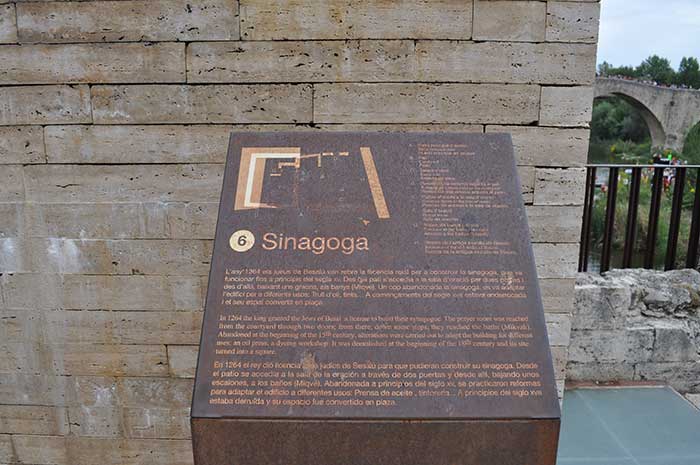 No es difícil visualizar como se vivía en Besalú donde las calles, casas y muros se han conservado a lo largo de los siglos.