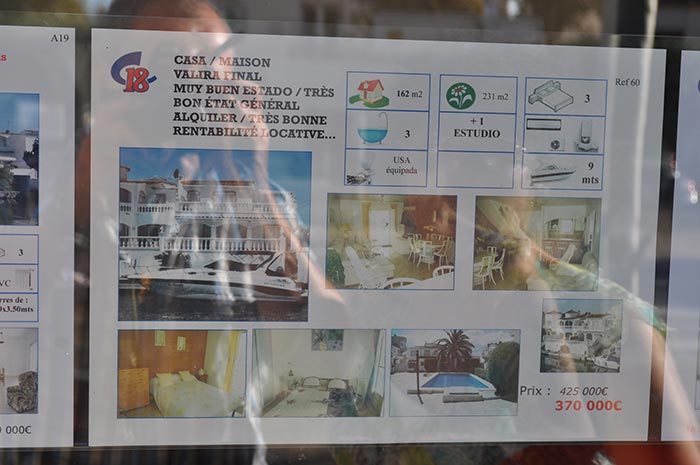 Por cierto que para aquellos que estén interesados, algunas de estas casas se consiguen por 400,000 euros –algunas por mucho mas, algunos departamentos por la mitad- sin incluir el bote/lancha o yate correspondiente.