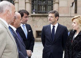 l ministro de Justicia Rafael Catalá conversa con el delegado de Gobierno en Castilla y León Juan Carlos Suárez Quiñones