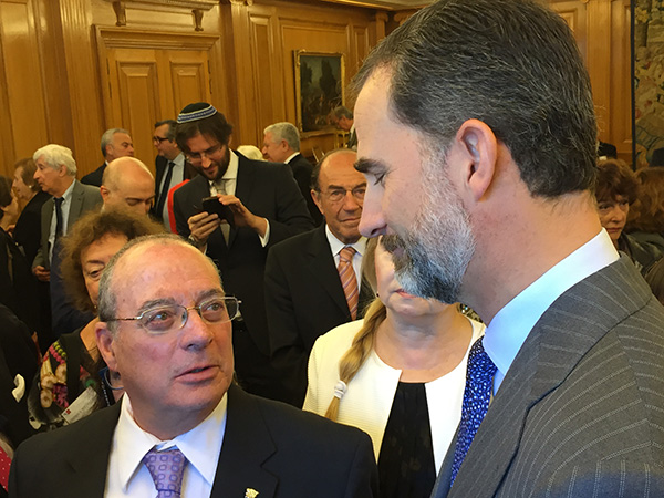 Daniel Ajzen, Director Editorial de DiarioJudio.com con el Rey de España Felipe de Borbón en el evento de audiencia con los participantes de la III Cumbre Erensya  en el Palacio de la Zarzuela.