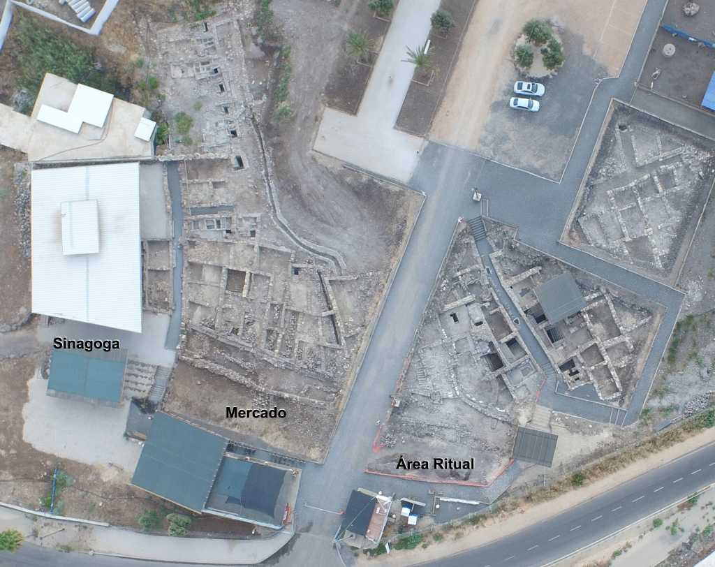Fotografía aérea de la zona del mercado y de la zona ritual conectadas por una calle. Fotografía de Matti Avshalomov. 