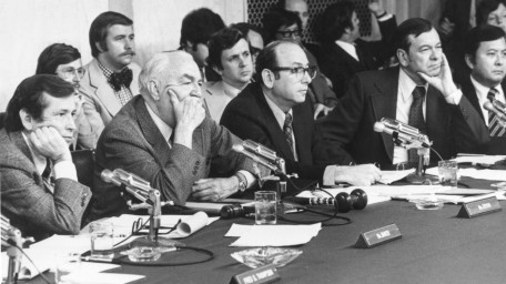 EEUU. Demócratas y republicanos, ejerciendo a cabalidad sus funciones constitucionales. A Sam Ervin, veterano senador oriundo de Carolina del Norte, le tocó presidir la Comisión para Investigar Prácticas de Campaña. // Foto: Rolling Stone