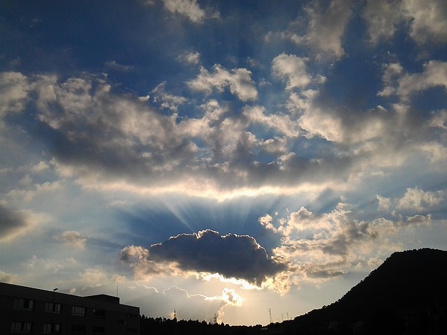 e83cb80e2df01c3e81584d04ee44408be273e7d719b810429df5 640 sky