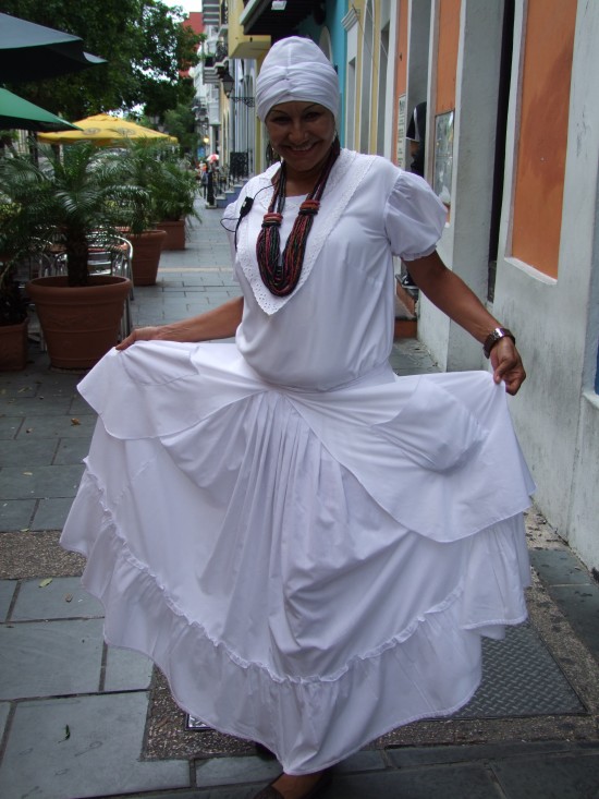 MUJER CON TRAJE TIPICO