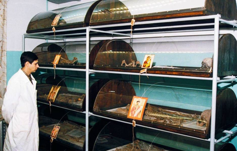 Rusia busca clarificar la ejecución de la familia Romanov en 1918 1 Los restos de los Romanov en un centro forense en Ekaterinburgo. (Getty/Pinterest)