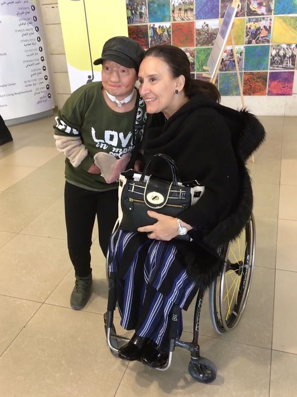 Michetti con un niño árabe en el ALYN Hospital