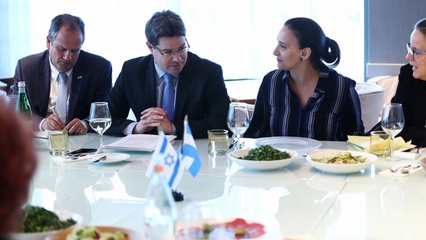 Con el ministro de Ciencia y Tecnología de Israel, Ofir Akunis