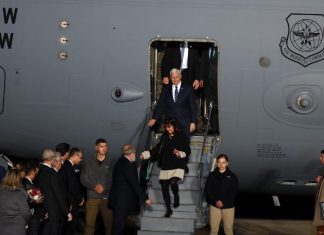 El vicepresidente estadounidense Mike Pence y su esposa Karen Pence bajan de un avión al llegar al aeropuerto Ben Gurion, cerca de la ciudad israelí de Tel Aviv el 21 de enero de 2018. (AFP / Jack Guez)