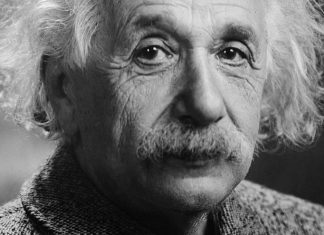 Albert Einstein 1947 Wikmedia Commons 880x495