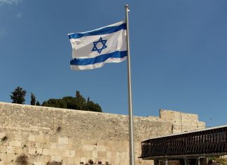 kotel con bandera