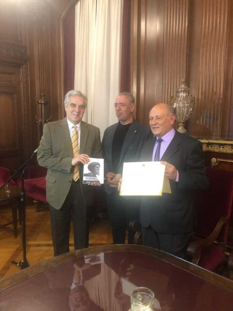 Momento de la entrega de la distinción. De izquierda a derecha: Embajador de España, Francisco Javier Sandomingo Nuñez - Diputado Omar Abboud - Presidente de Cidicsef, Dr. Mario Eduardo Cohen.
