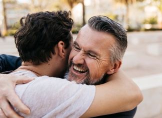 padre e hijo alegres abrazandose 23 2147824689