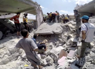 Cascos Blancos usan una sierra entre los escombros en Idlib Foto ilustración Cascos Blancos medios sociales vía REUTERS