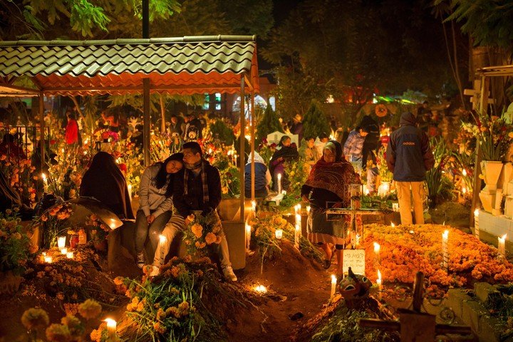 Decenas de personas velan a sus muertos en la celebración del Día de los muertos de 2019. Foto: EFE