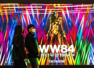 Dos personas pasan junto a un poster de Wonder Woman 1984 en Seul Corea del Sur Foto Simon Shin SOPA Images Sipa USA Reuters Marketplace