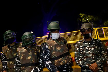 Los policías acordonaron los alrededores de la embajada (REUTERS/Danish Siddiqui)