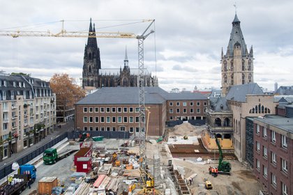 ARCHIVO - Vista de las obras del Museo Judío MiQua en el centro de Colonia, con la catedral y el ayuntamiento histórico al fondo. Una exposición permanente muestra algunos de los testimonios arqueológicos más importantes de la historia de la ciudad y la región circundante. Foto: Rolf Vennenbernd/dpa