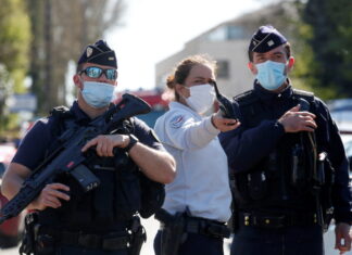 Policias franceses aseguran la zona donde fue asesinada a una mujer Foto REUTERS Gonzalo Fuentes