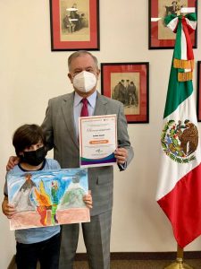Daniel Bar Av recibiendo reconocimiento del Embajador Macedo