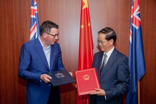 El primer ministro victoriano Daniel Andrews y el embajador de China en Australia, Cheng Jingye. (Fuente: Abc.net.au)
