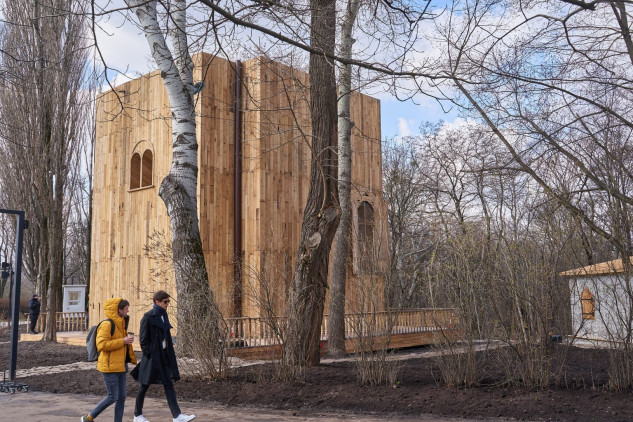 Construida en acero y revestida de roble