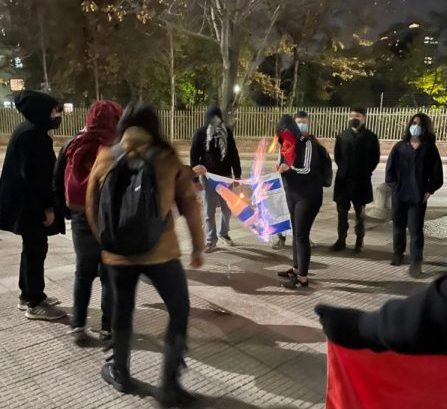 AJC: “La comunidad palestina importó completamente el conflicto a Chile” 2 quema-bandera-scaled-e1621543917632
