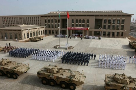 La ceremonia de izamiento de la bandera en la inauguración de la Base de Apoyo del Ejército Popular de Liberación de China en Djibouti, 1 de agosto, 2017 (Fuente: STR/AFP)