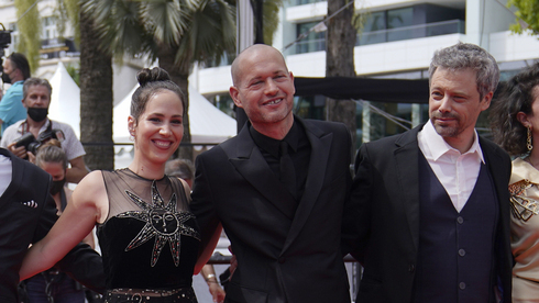 Nadav Lapid (centro), en el Festival de Cannes. 