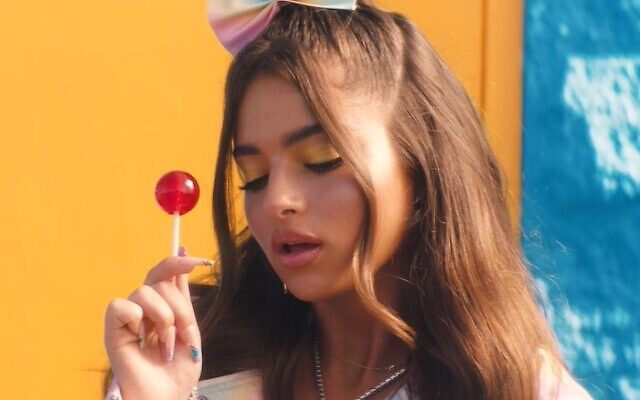 La estrella del pop israelí Noa Kirel en su primera canción en inglés 'Please Don't Suck', lanzada por Atlantic Records el 14 de julio de 2021 (Screencapture / YouTube)