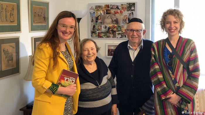 Natalia Romik con Abraham Carmi y su familia, en Israel.