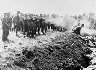 Una formación de las SS nazis se dispone a disparar en la cabeza a un grupo de judíos en la fosa de Baby Yar, en Kiev, Ucrania (Photo by Hulton Archive/Getty Images).