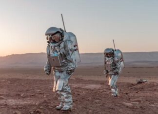 dos astronautas en el desierto de israel durante la expedicion de amadee 20