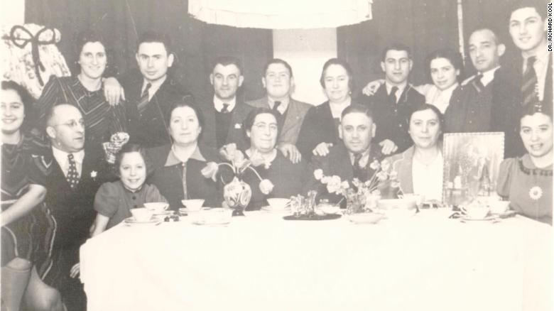 Los hermanos Sheryl y Rick Kool perdieron a muchos parientes en el holocausto además de David Van Der Velde.  Solo una persona en esta imagen sobrevivió.