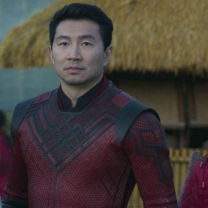 Desde la izquierda, Meng'er Zhang, Simu Liu y Awkwafina, en 'Shang-Chi y la leyenda de los diez anillos'.