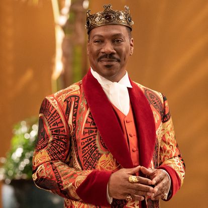 ACOMPAÑA CRÓNICA: EDDIE MURPHY - USA7631. LOS ÁNGELES (CA, EEUU), 03/03/2021.- Fotograma cedido por Paramount Pictures donde aparece el actor Eddie Murphy en el papel de rey de Zamunda, durante una escena de la película "Coming 2 America". Volver a Zamunda más de tres décadas después. Eso es lo que se propuso Eddie Murphy en "Coming 2 America", secuela de la famosa comedia "Coming to America" (1988) que, según el actor, es una cinta cuyo legado solo se puede comparar con el de "Black Panther" (2018). EFE/ Paramount Pictures Quantrell D. Colbert SOLO USO EDITORIAL SOLO DISPONIBLE PARA ILUSTRAR LA NOTICIA QUE ACOMPAÑA (CRÉDITO OBLIGATORIO)