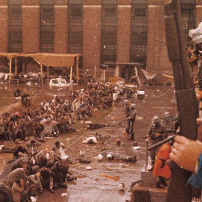 La policía del estado vigila a los prisioneros tras la revuelta en la prisión de Attica en septiembre de 1971.