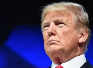 trumpdonald mirada enfrente pantalla azul afp crop1646335141929.jpg 1970638775