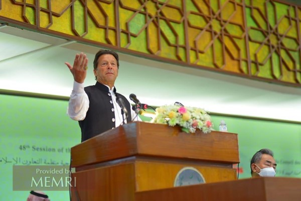 Desde ese entonces Imran Khan fue derrocado del poder, pero sigue siendo un líder muy popular.