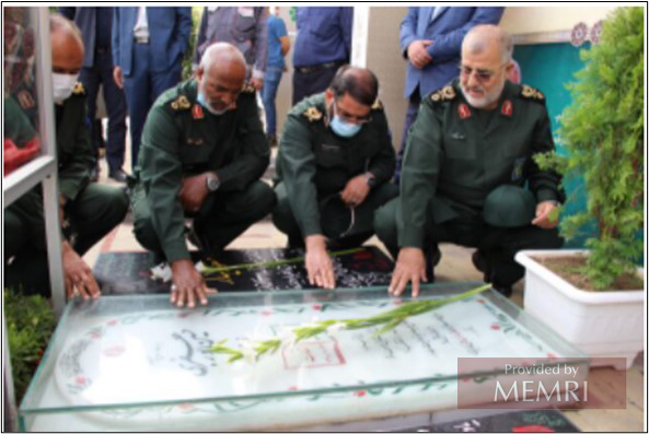 Pakpour (a la derecha), en la tumba de Soleimani.
