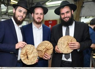 UAE Rabbi Levi Duchman with Rabbi Mendel Blau and Rabbi Mendel Duchman. Passover March 2022. photo Shneor Shif e1650269302257 880x495 1