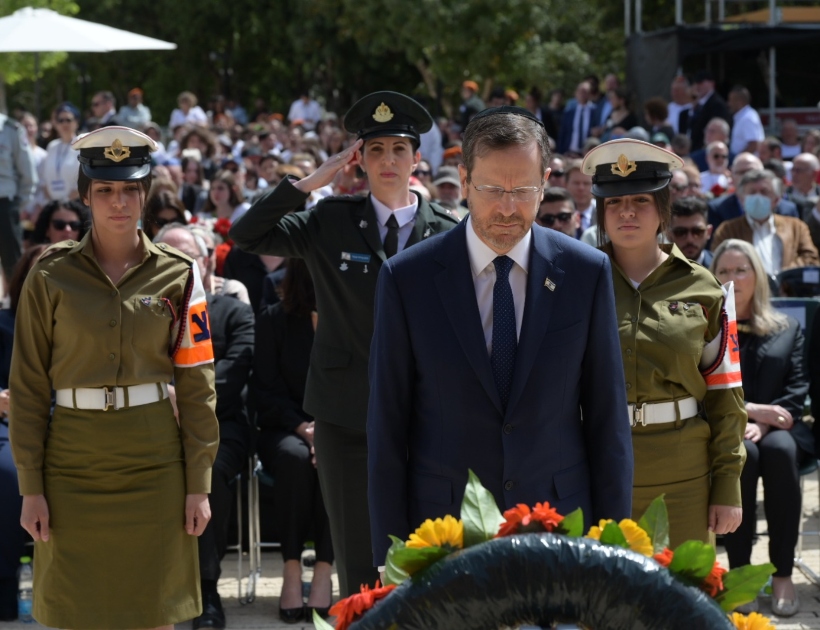 Isaac Herzog depositó una corona de flores en Yad Vashem y participó en la ceremonia de la Knesset «Para cada persona hay un nombre» 2 herzog 2