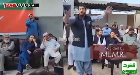 Shehryar Khan Afridi dirigiéndose a una reunión atrincherada en Kohat.