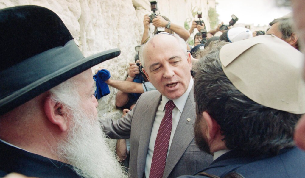 Gorbachov-en-el-Kotel soviéticos