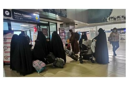 Miembros de Lev Tahor en el aeropuerto de La Aurora, en Ciudad de Guatemala, en 2021.