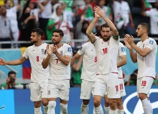 Futbolistas iranies al finalizar el partido contra Gales Foto Hossein Zohrevand Tasnimnews.com CC BY 4.0