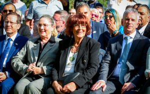 Autoridades en la inauguracioCC81n del museo dedicado a Eli Cohen