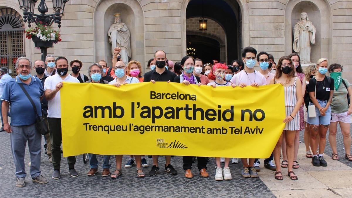 Representantes de la plataforma 'Prou Complicitat' en una protesta ante el Ayuntamiento de Barcelona en 2021
