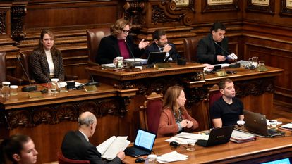 El Ayuntamiento de Barcelona votó contra la decisión de la alcaldesa de romper relaciones con Israel 1 La alcaldesa de Barcelona, Ada Colau, interviene durante una sesión plenaria en el Ayuntamiento de Barcelona.